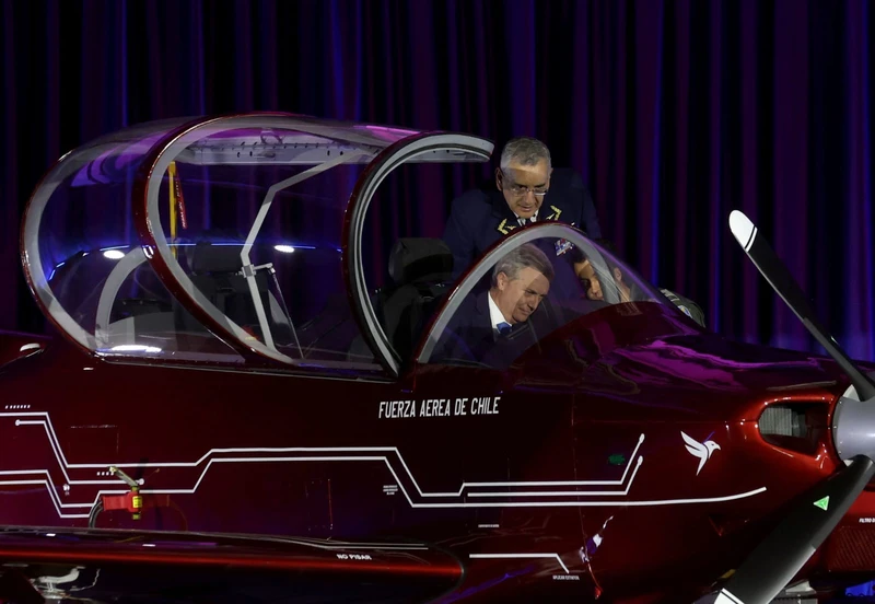 El presidente José Antonio Kast Rist en la cabina del nuevo entrenador T-40 Newen.